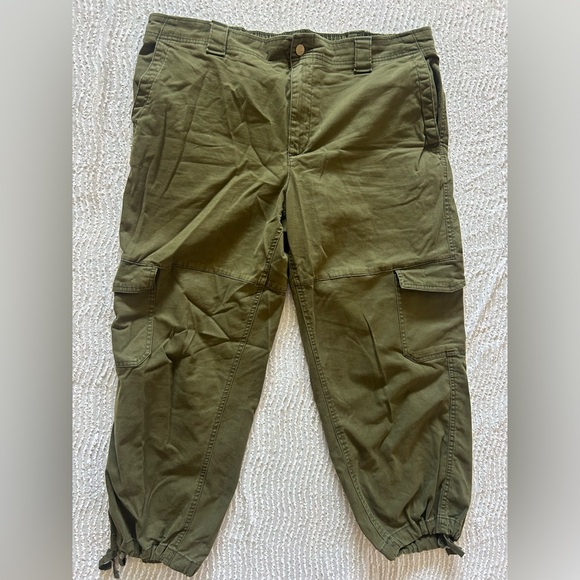 Old Navy Cargo Pants Size XL Stretchy Green Crop Capris Tapered Leg - Picture 2 of 10